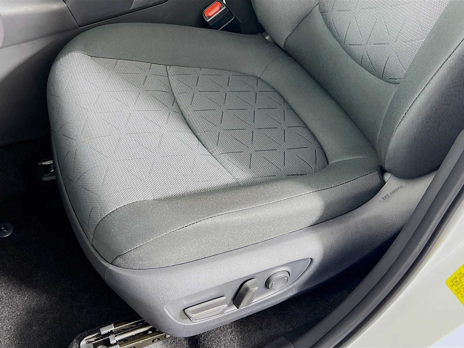 2025 Toyota RAV4 XLE - Photo 17