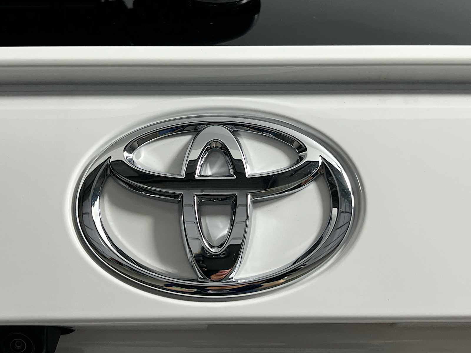 2025 Toyota RAV4 XLE - Photo 18