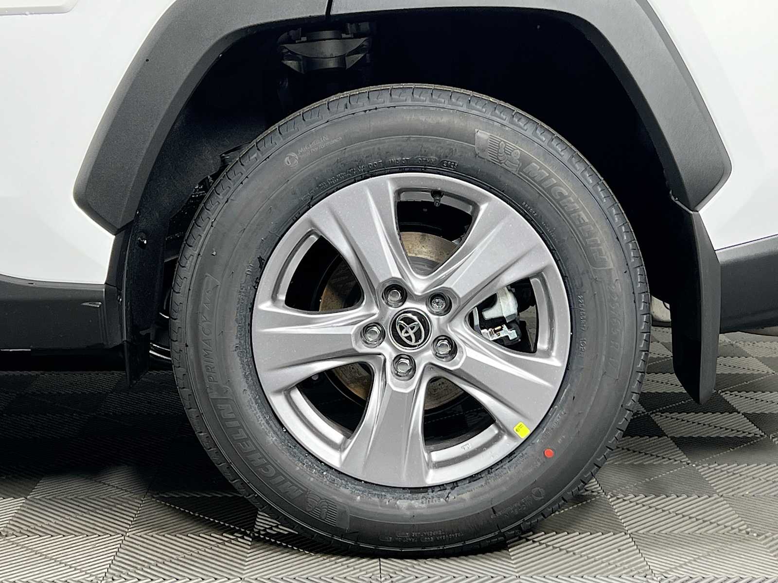 2025 Toyota RAV4 XLE - Photo 19