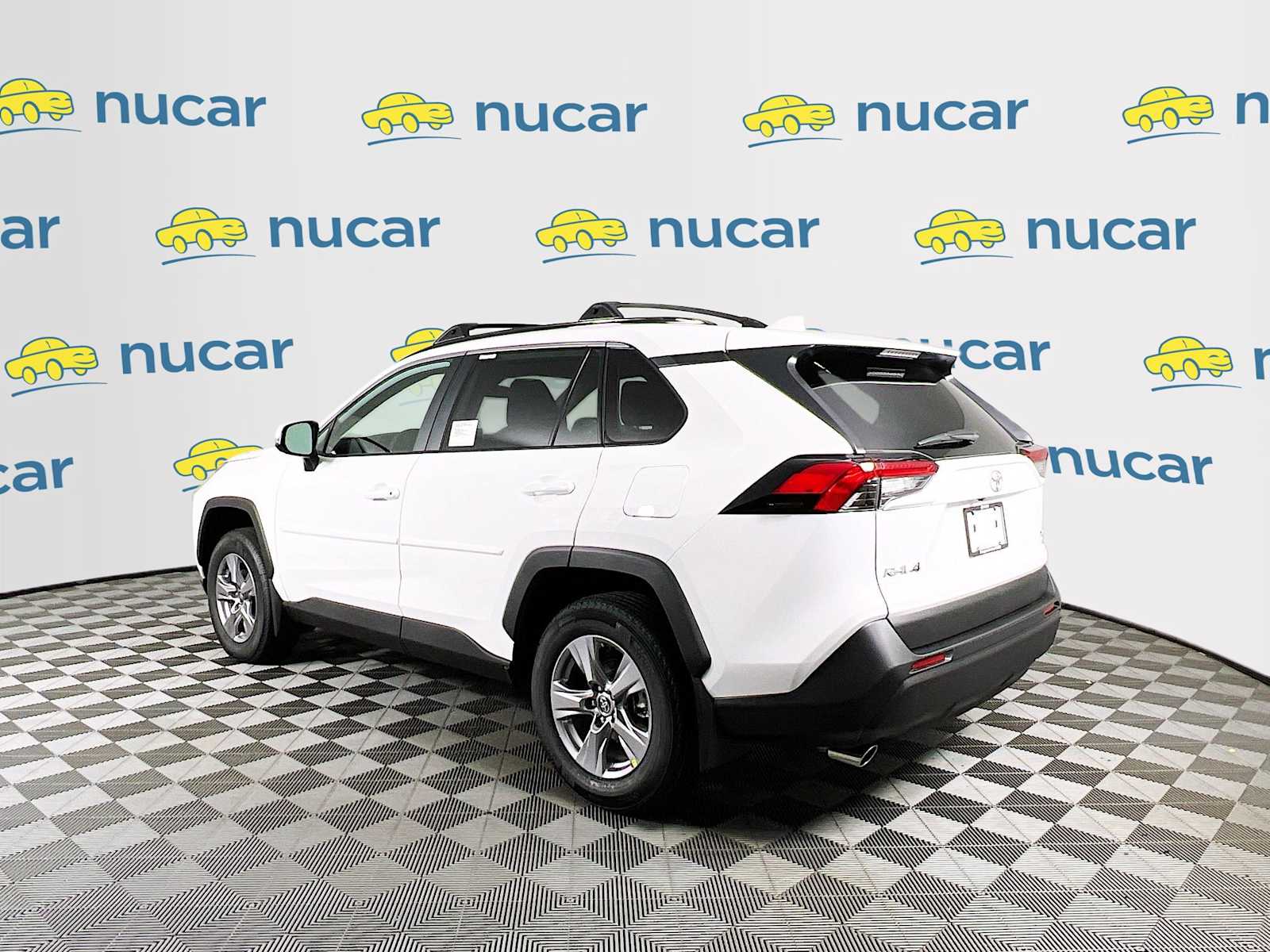 2025 Toyota RAV4 XLE - Photo 4