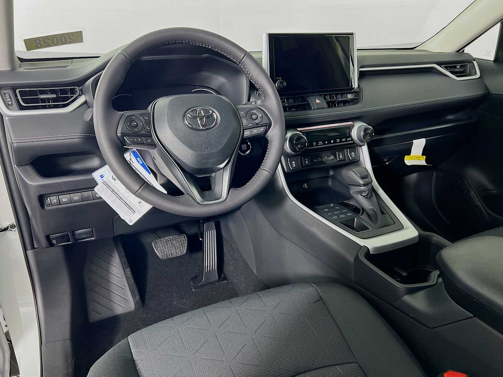 2025 Toyota RAV4 XLE - Photo 6