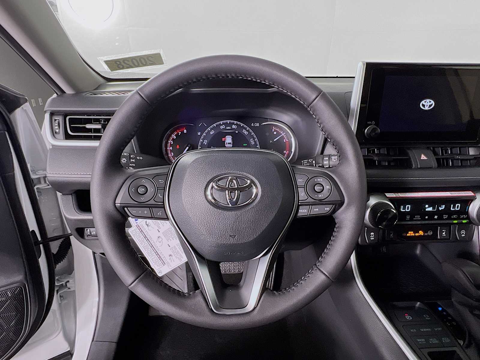 2025 Toyota RAV4 XLE - Photo 7
