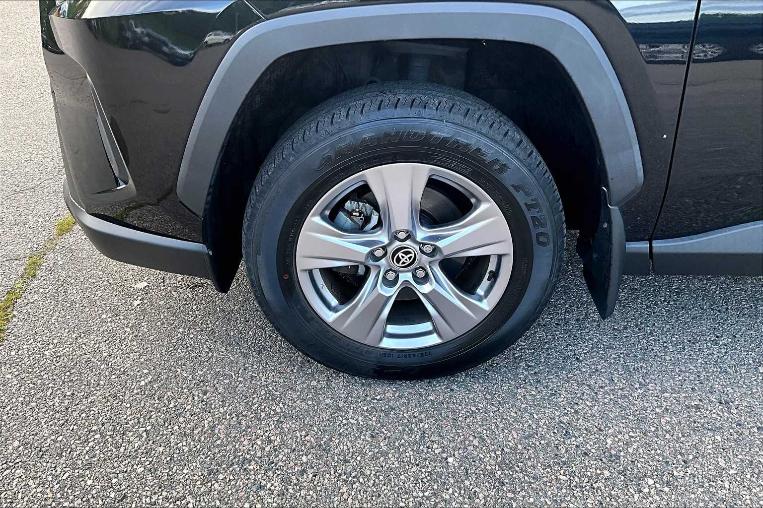 2022 Toyota RAV4 Hybrid XLE - Photo 2