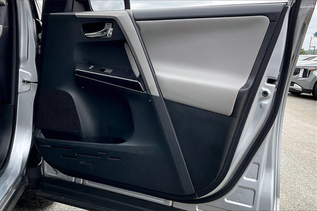 2016 Toyota RAV4 Limited - Photo 11