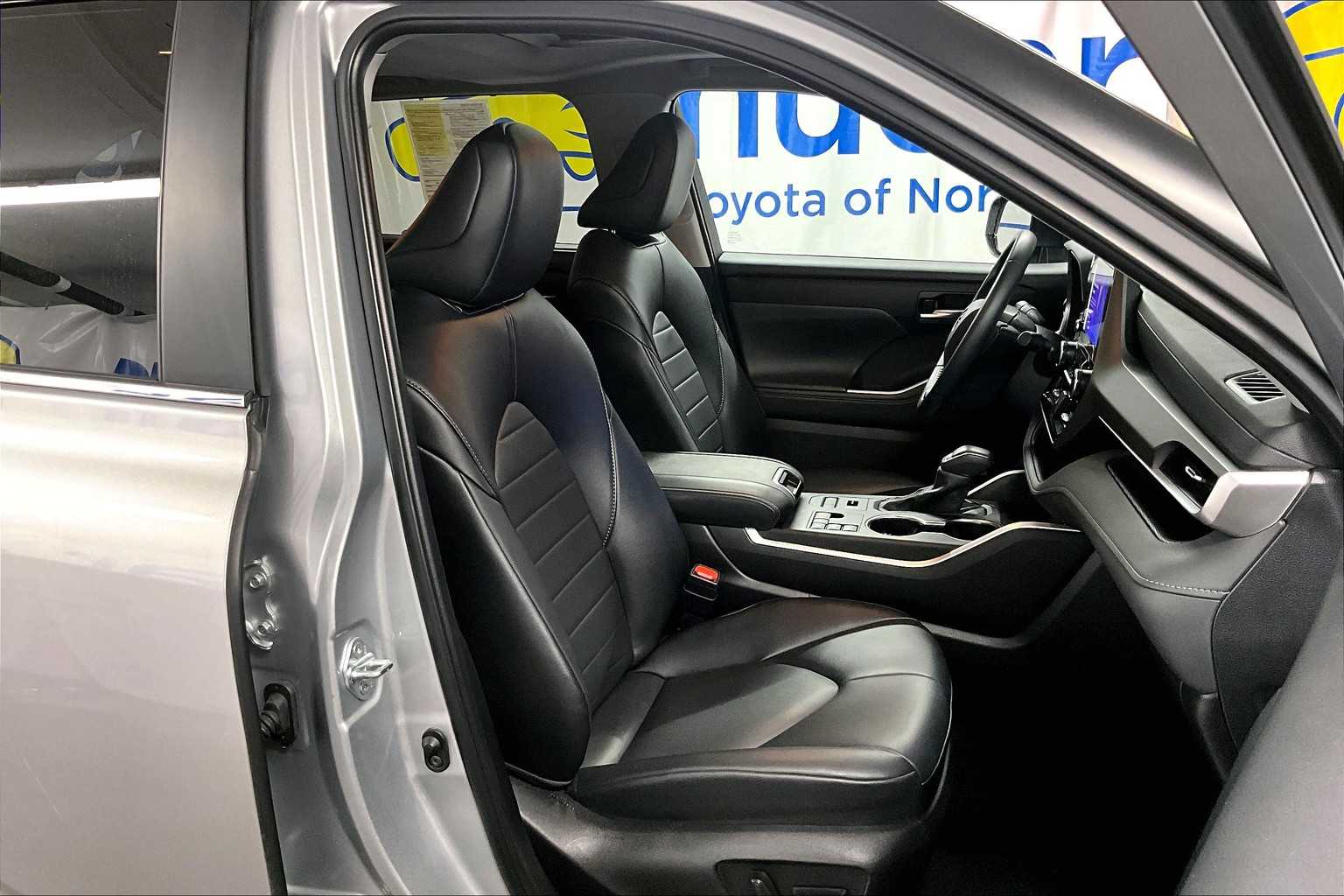 2024 Toyota Highlander XLE - Photo 11