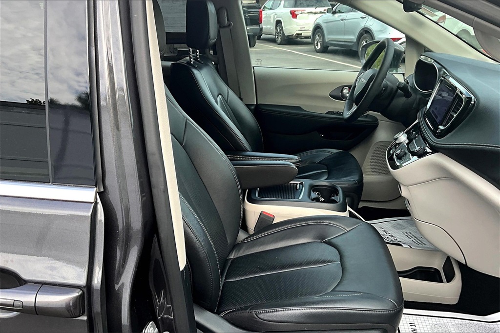 2022 Chrysler Pacifica Hybrid Touring L - Photo 11