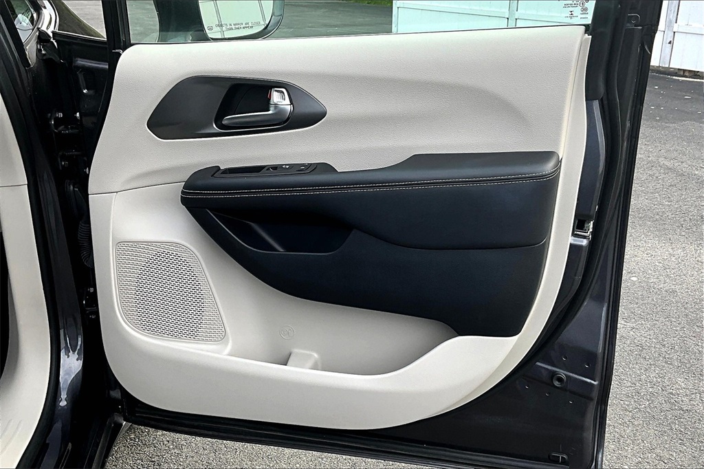 2022 Chrysler Pacifica Hybrid Touring L - Photo 12