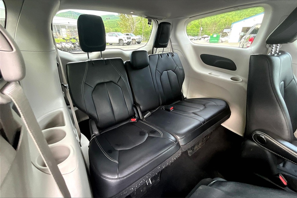 2022 Chrysler Pacifica Hybrid Touring L - Photo 17