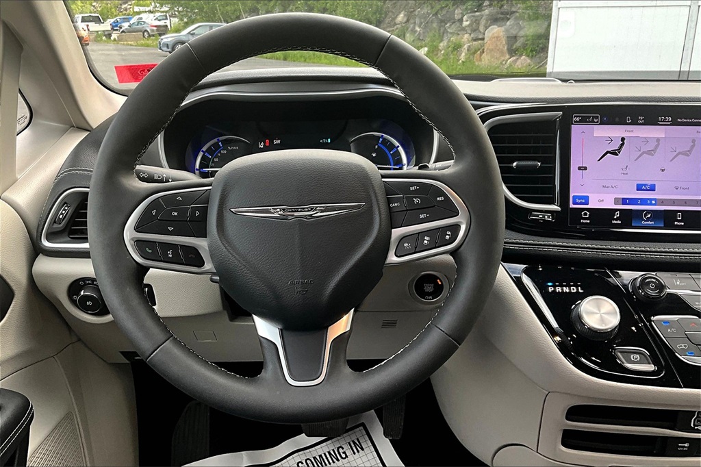 2022 Chrysler Pacifica Hybrid Touring L - Photo 18