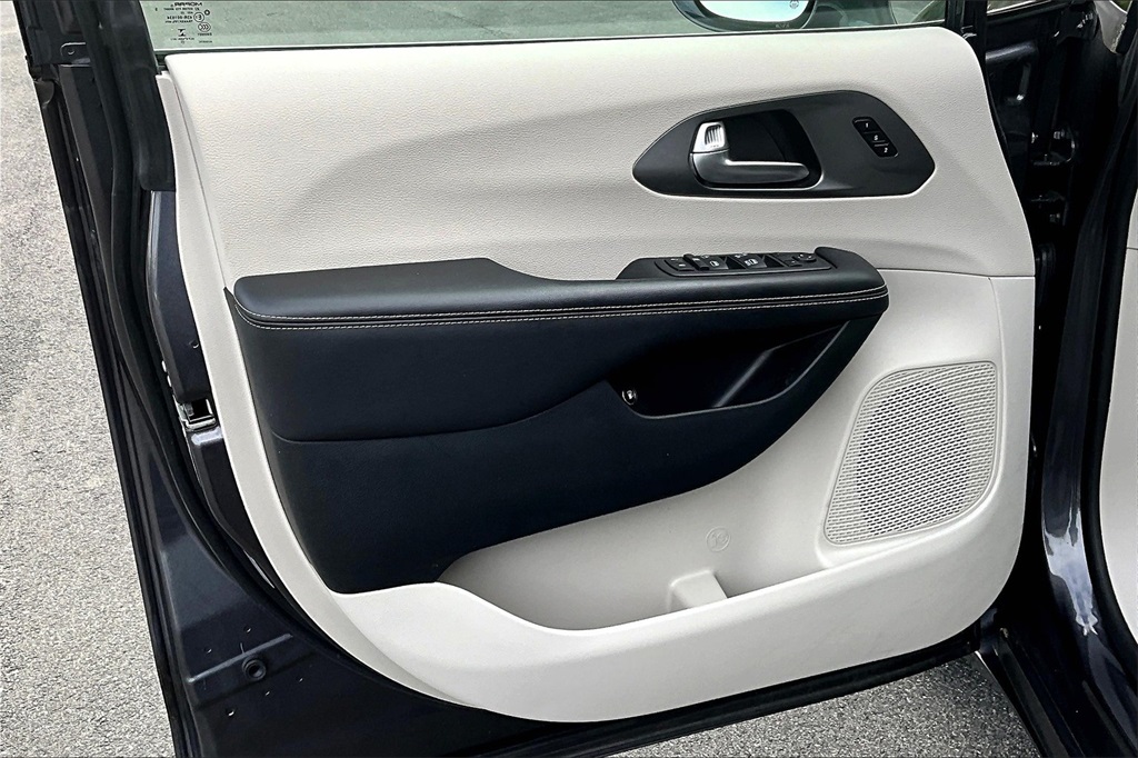 2022 Chrysler Pacifica Hybrid Touring L - Photo 9