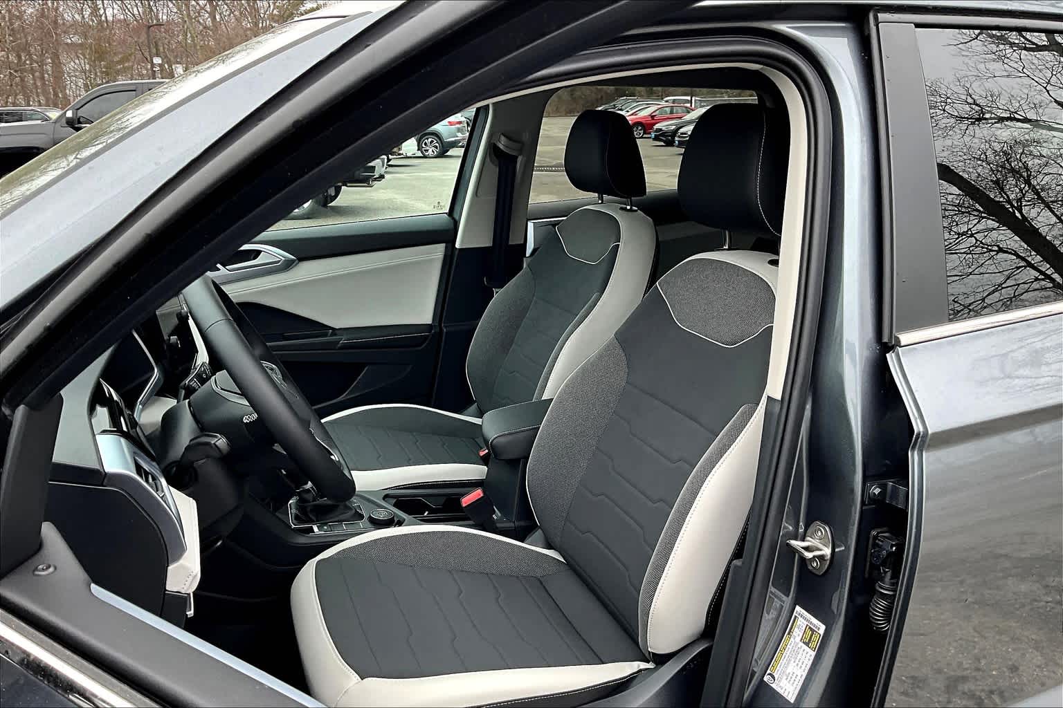 2025 Volkswagen Taos SE - Photo 11