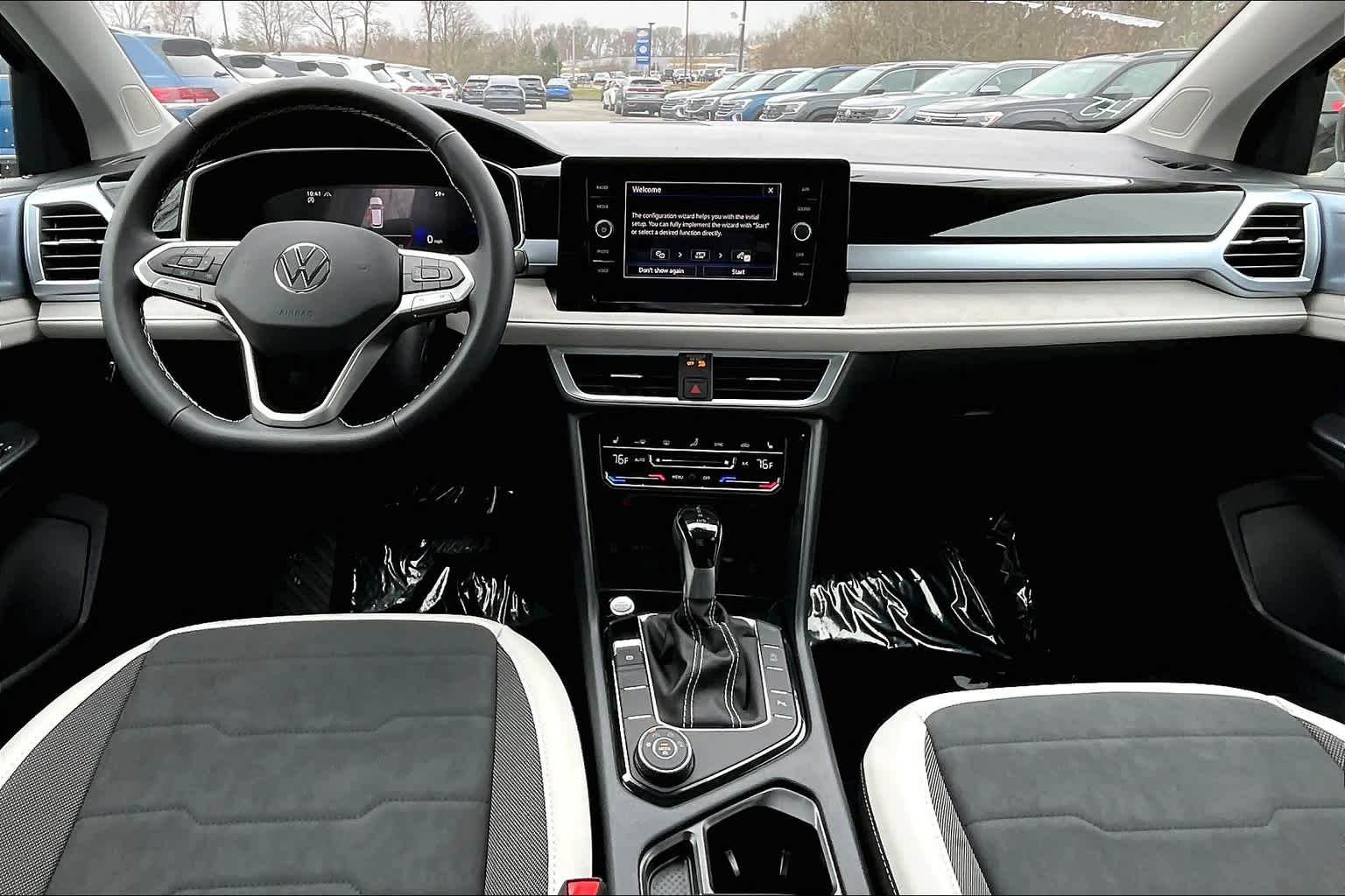 2025 Volkswagen Taos SE - Photo 12