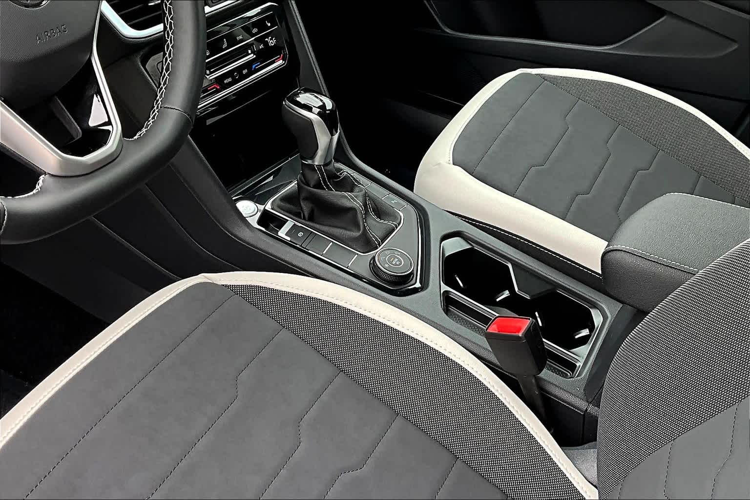 2025 Volkswagen Taos SE - Photo 14