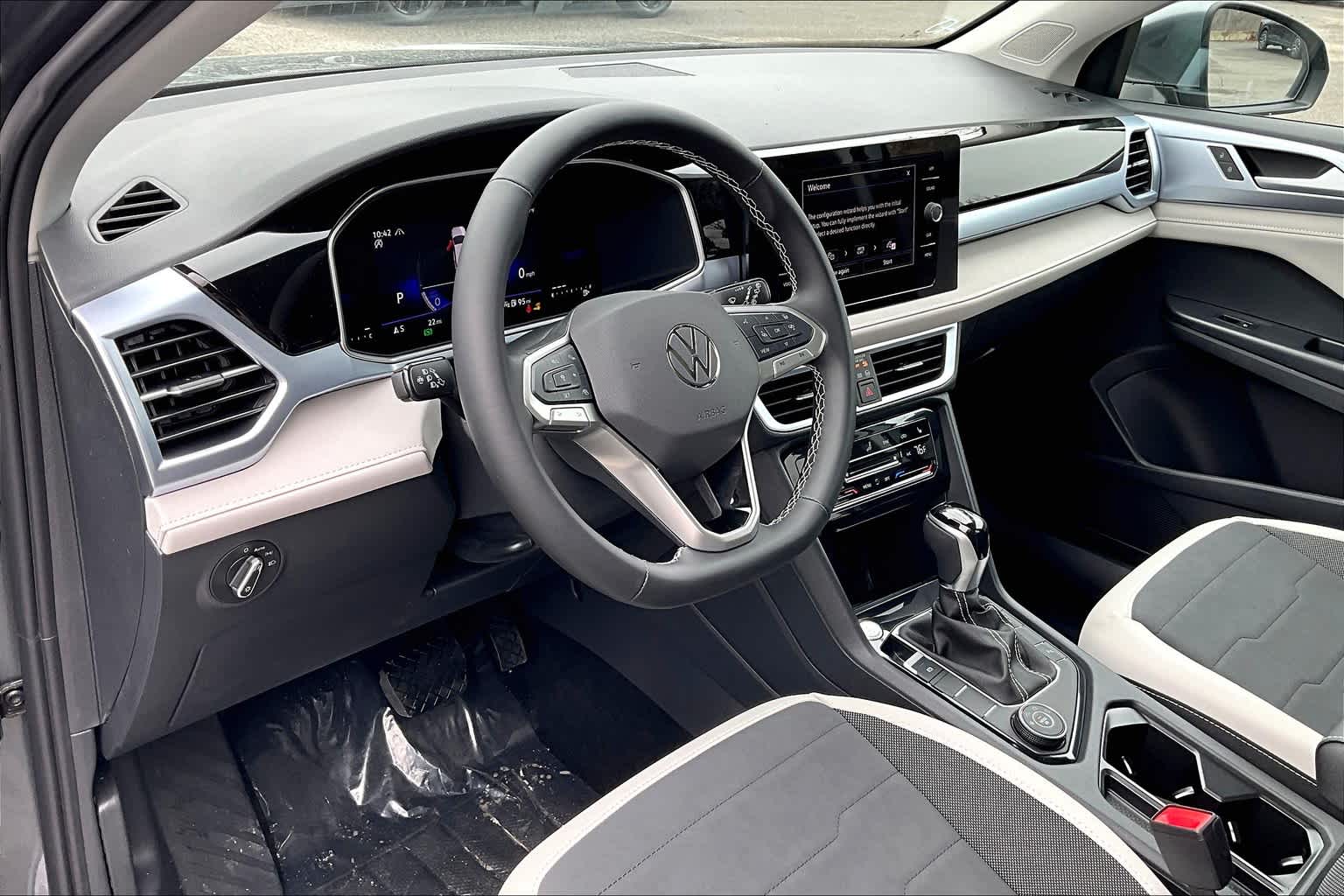 2025 Volkswagen Taos SE - Photo 9