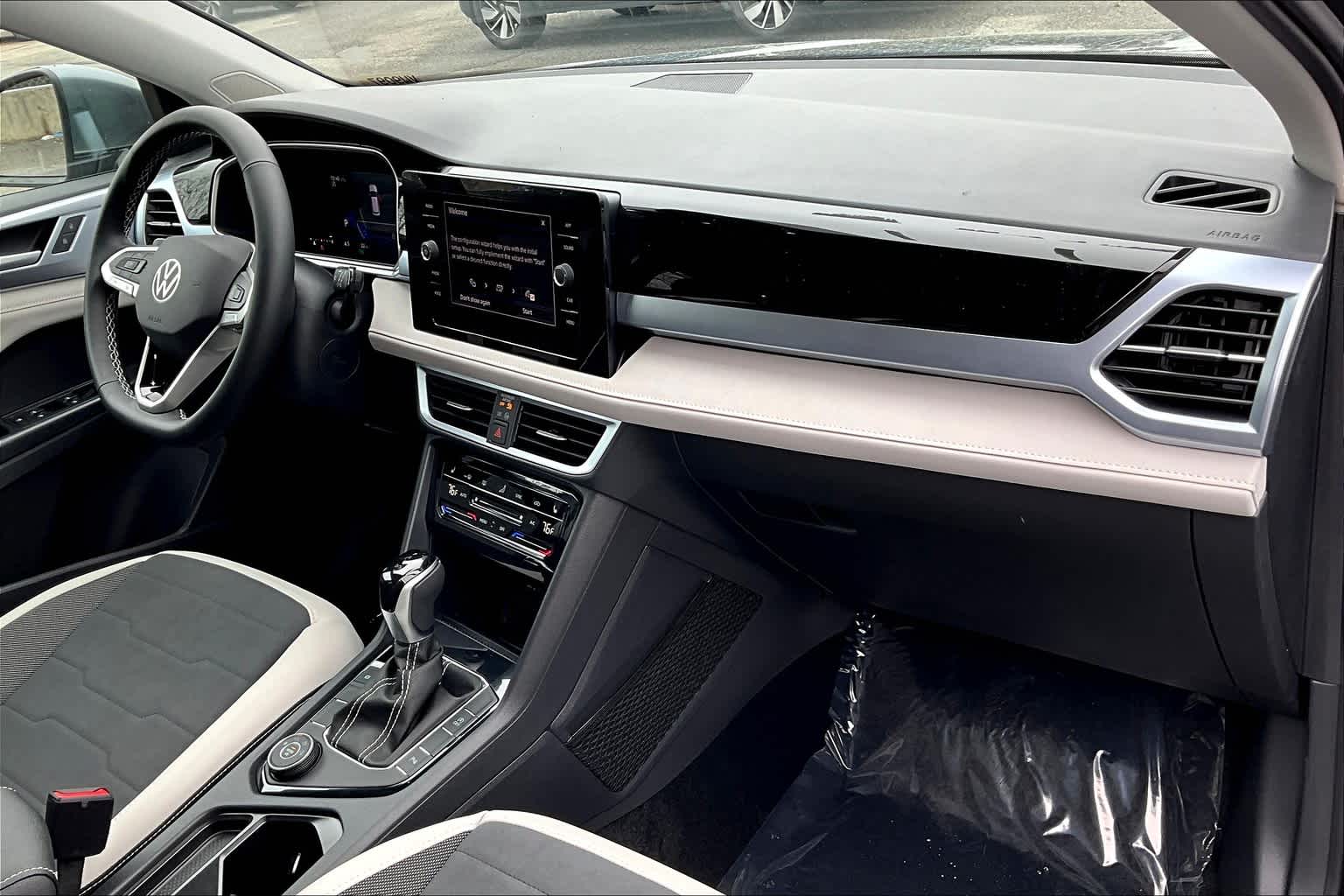 2025 Volkswagen Taos SE - Photo 10