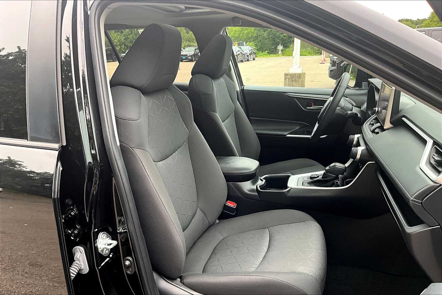 2024 Toyota RAV4 Hybrid XLE - Photo 11