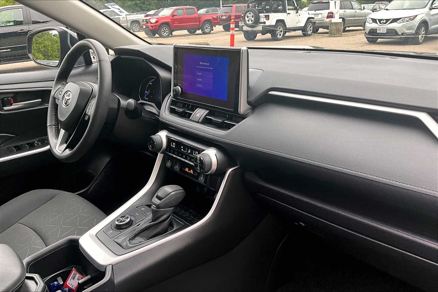 2024 Toyota RAV4 Hybrid XLE - Photo 14