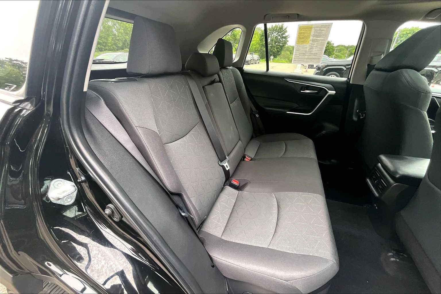2024 Toyota RAV4 Hybrid XLE - Photo 16