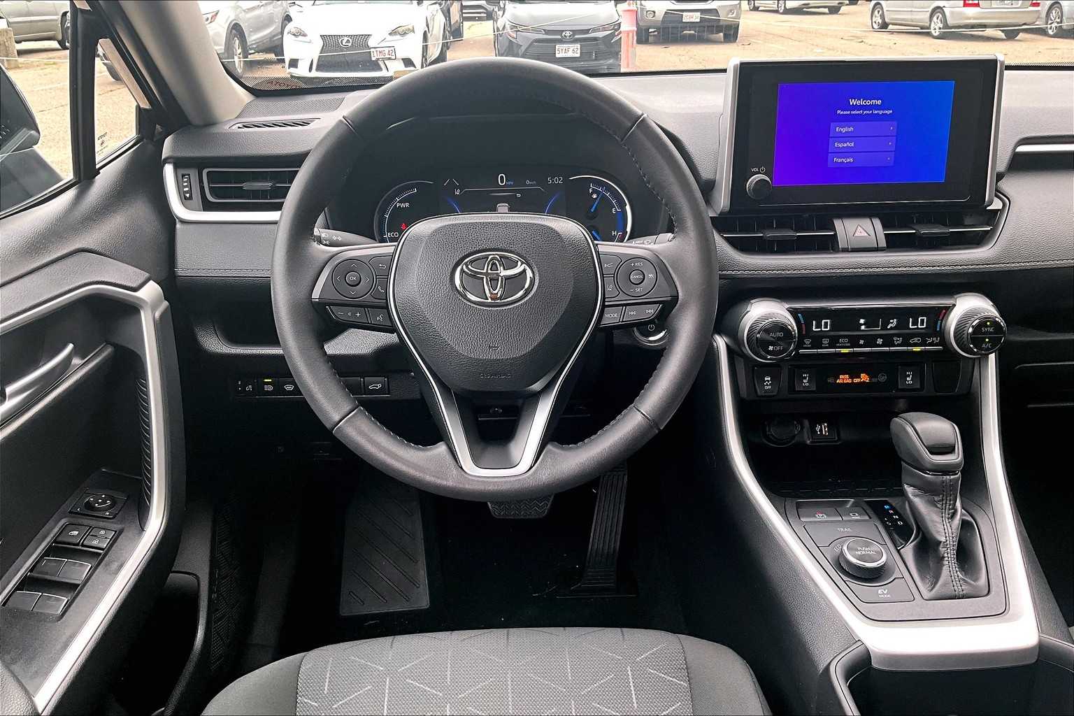 2024 Toyota RAV4 Hybrid XLE - Photo 17