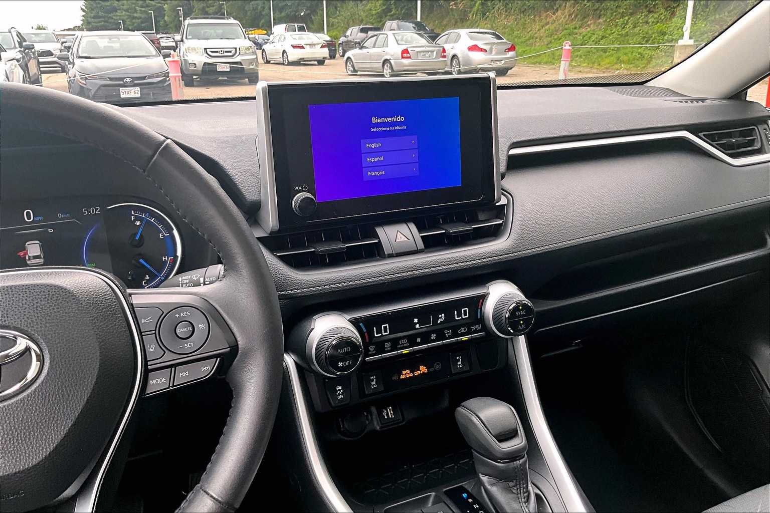 2024 Toyota RAV4 Hybrid XLE - Photo 18