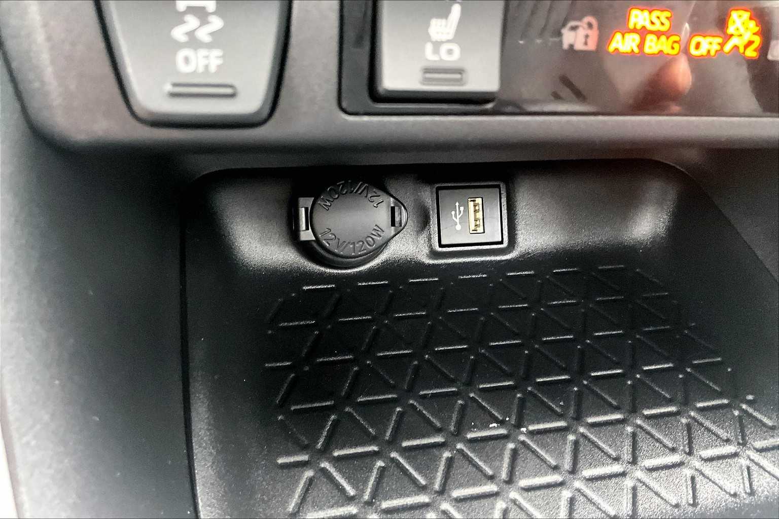 2024 Toyota RAV4 Hybrid XLE - Photo 27
