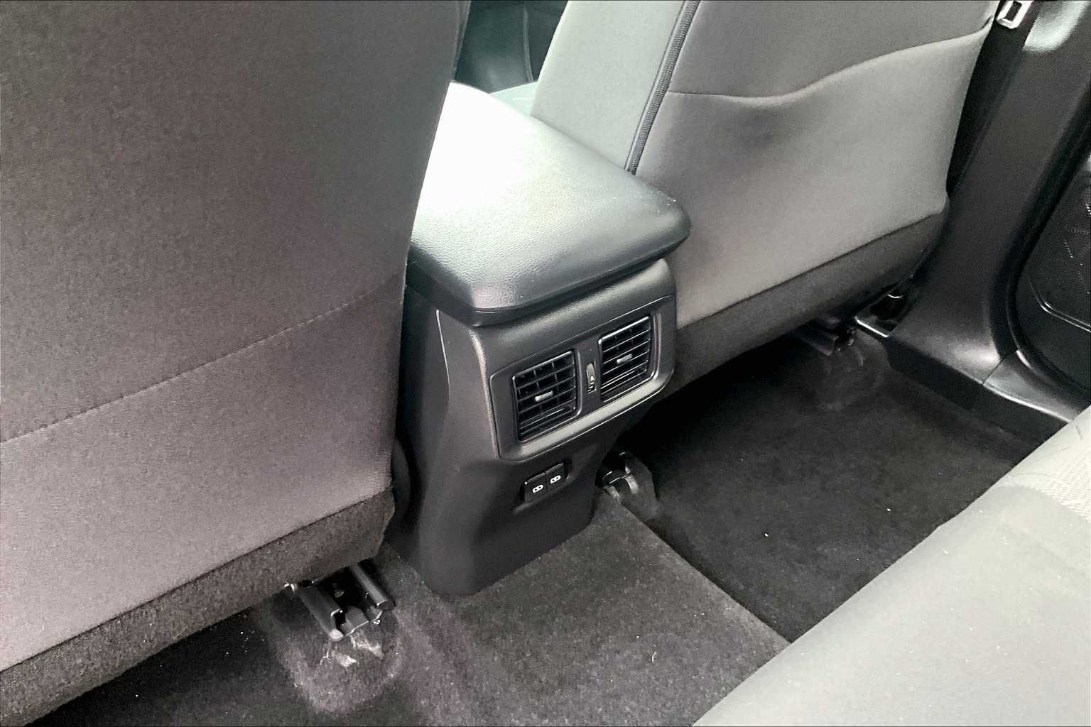 2024 Toyota RAV4 Hybrid XLE - Photo 28