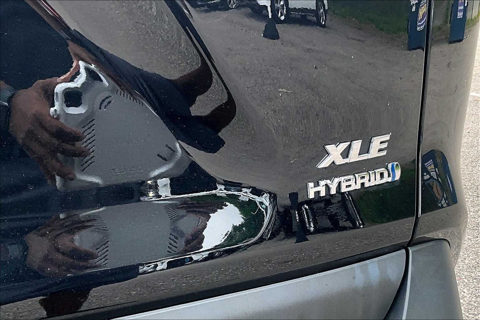 2024 Toyota RAV4 Hybrid XLE - Photo 29