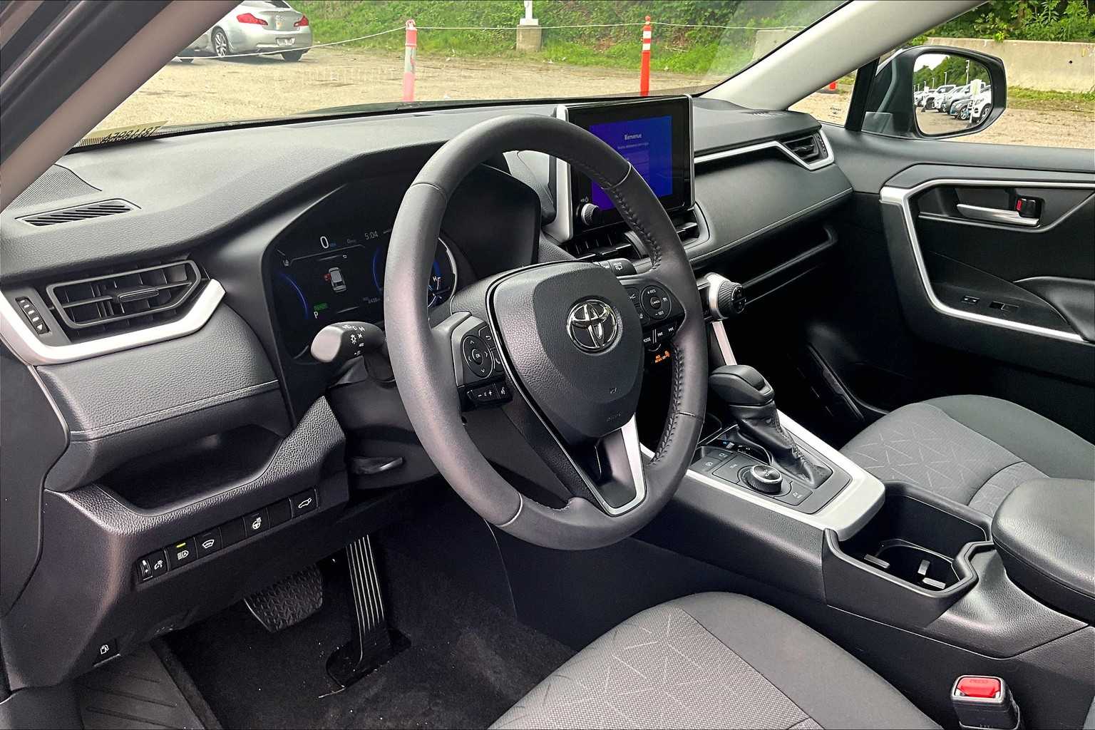 2024 Toyota RAV4 Hybrid XLE - Photo 8