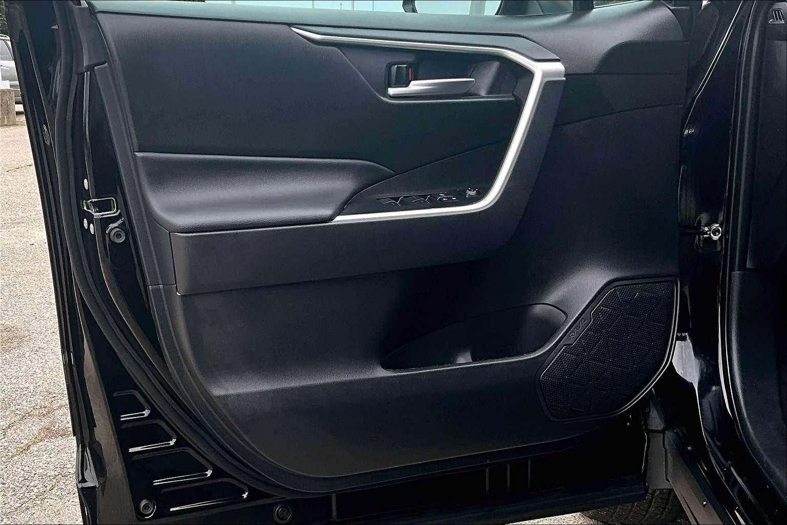 2024 Toyota RAV4 Hybrid XLE - Photo 9