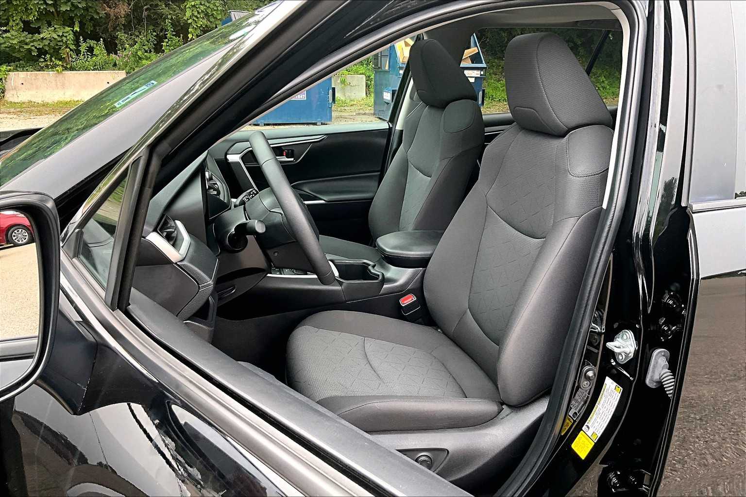 2024 Toyota RAV4 Hybrid XLE - Photo 10
