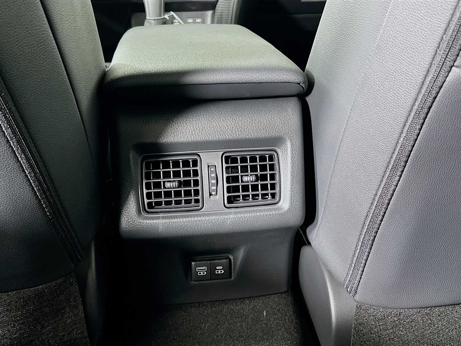 2025 Toyota Camry SE - Photo 14