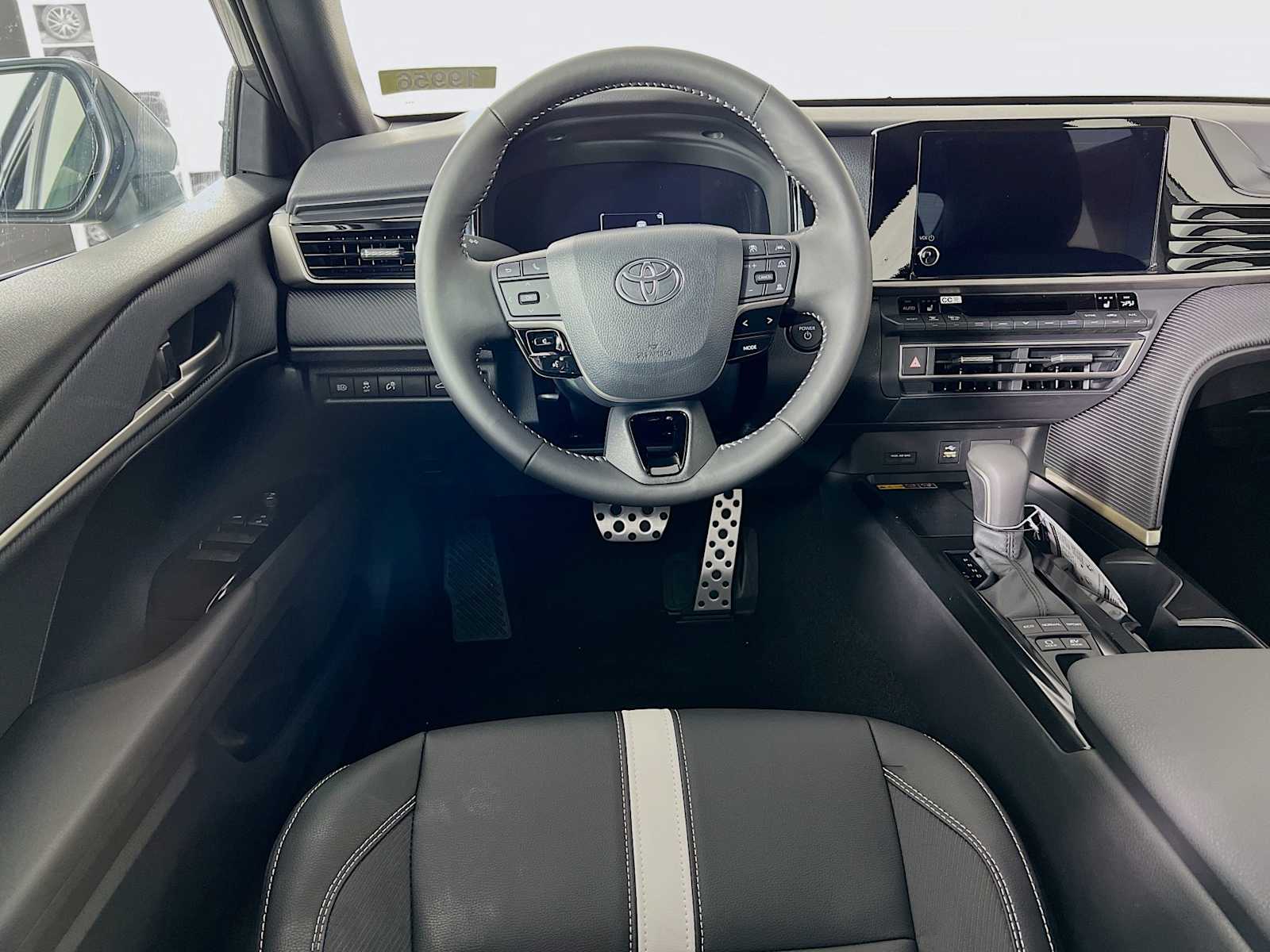 2025 Toyota Camry SE - Photo 15