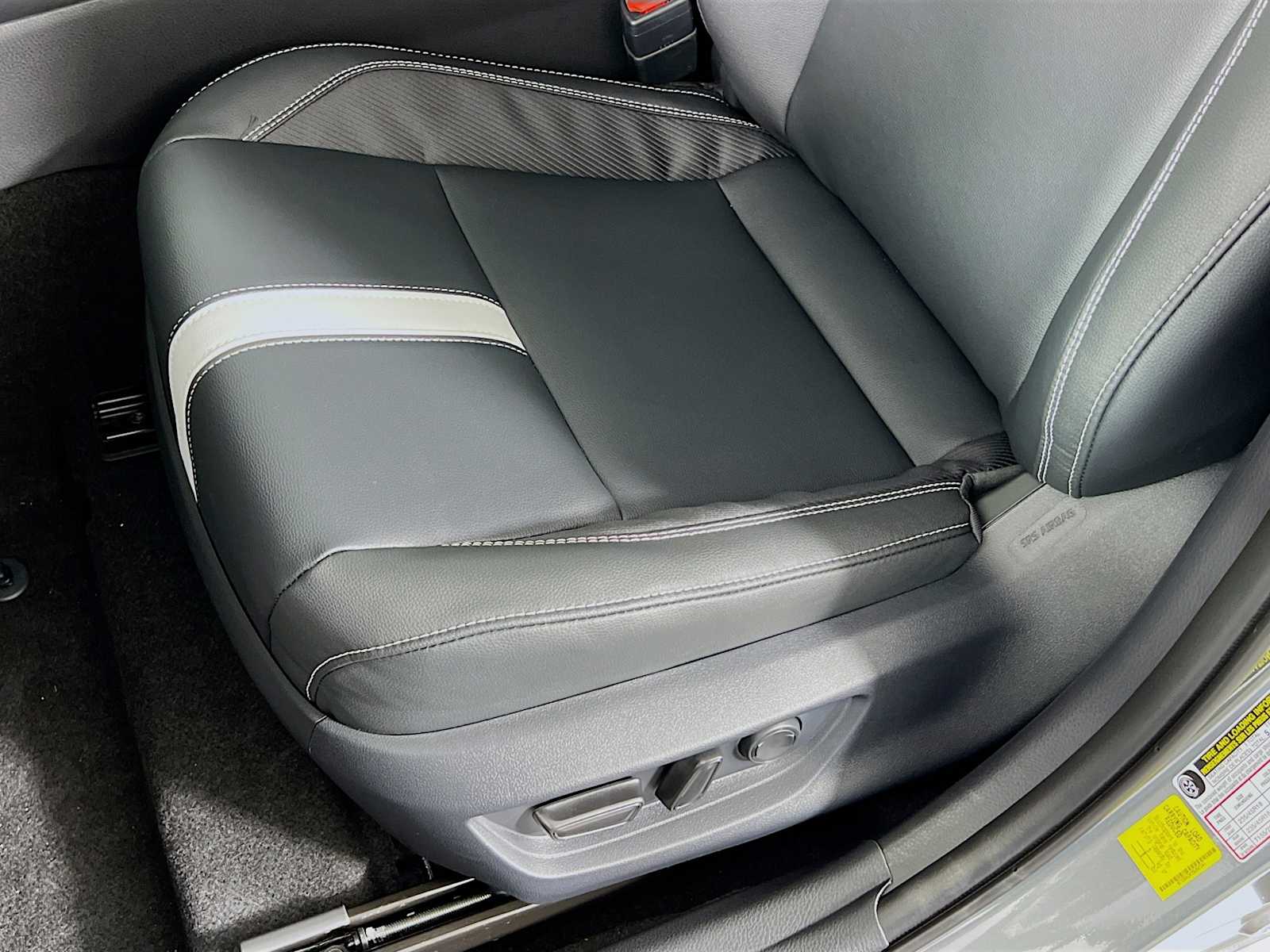 2025 Toyota Camry SE - Photo 17