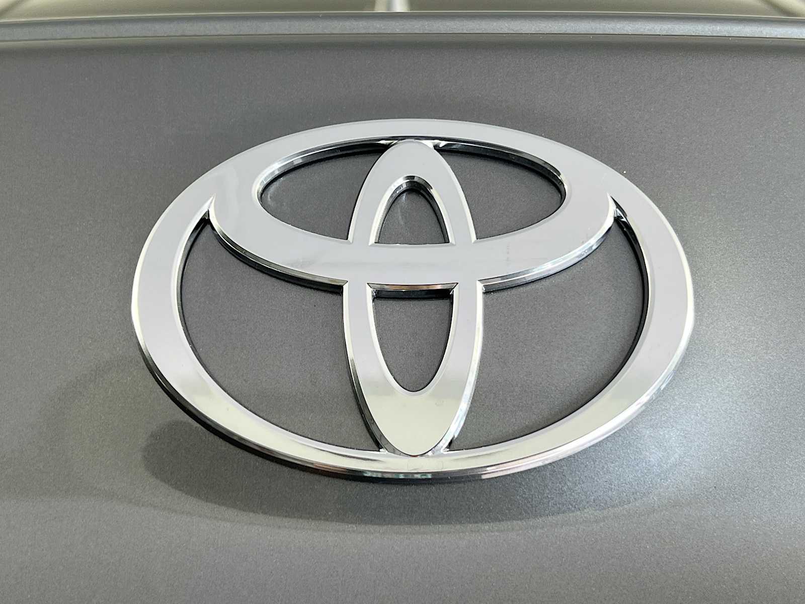 2025 Toyota Camry SE - Photo 18