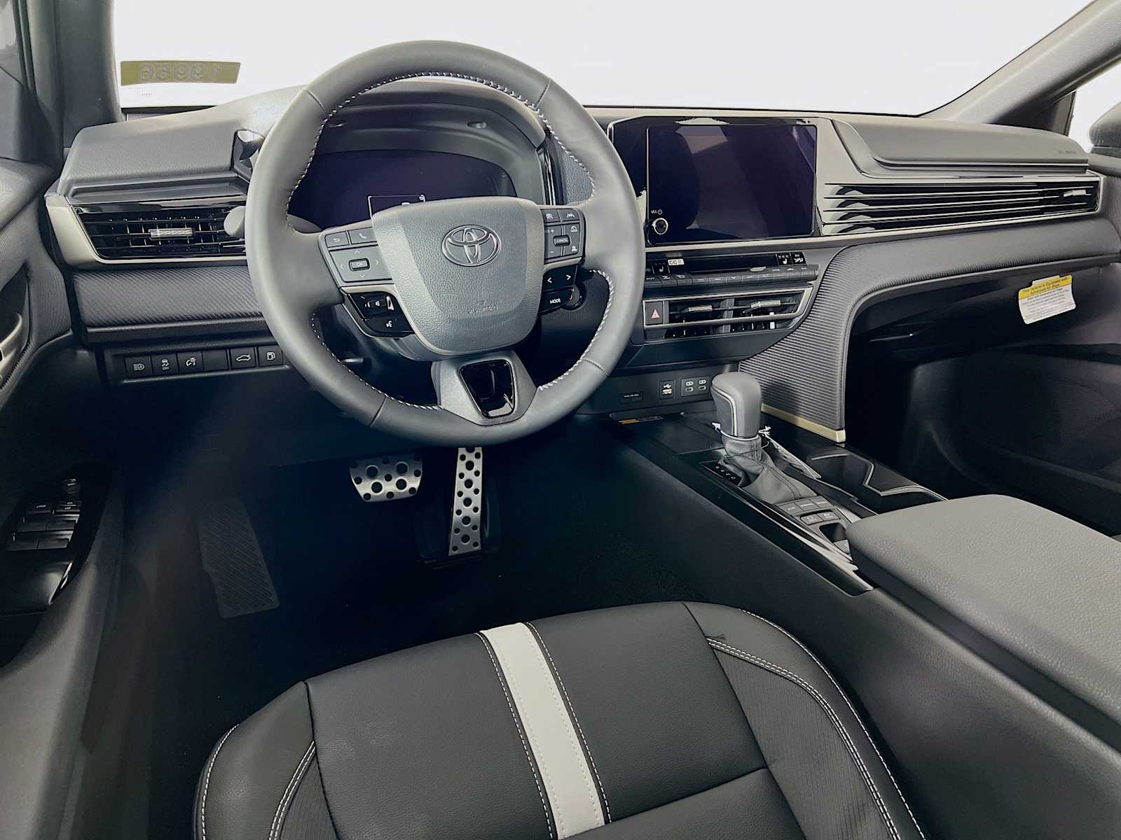 2025 Toyota Camry SE - Photo 6