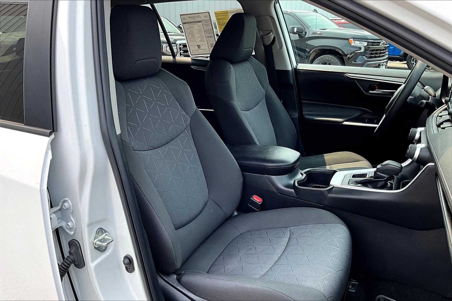 2022 Toyota RAV4 XLE - Photo 11