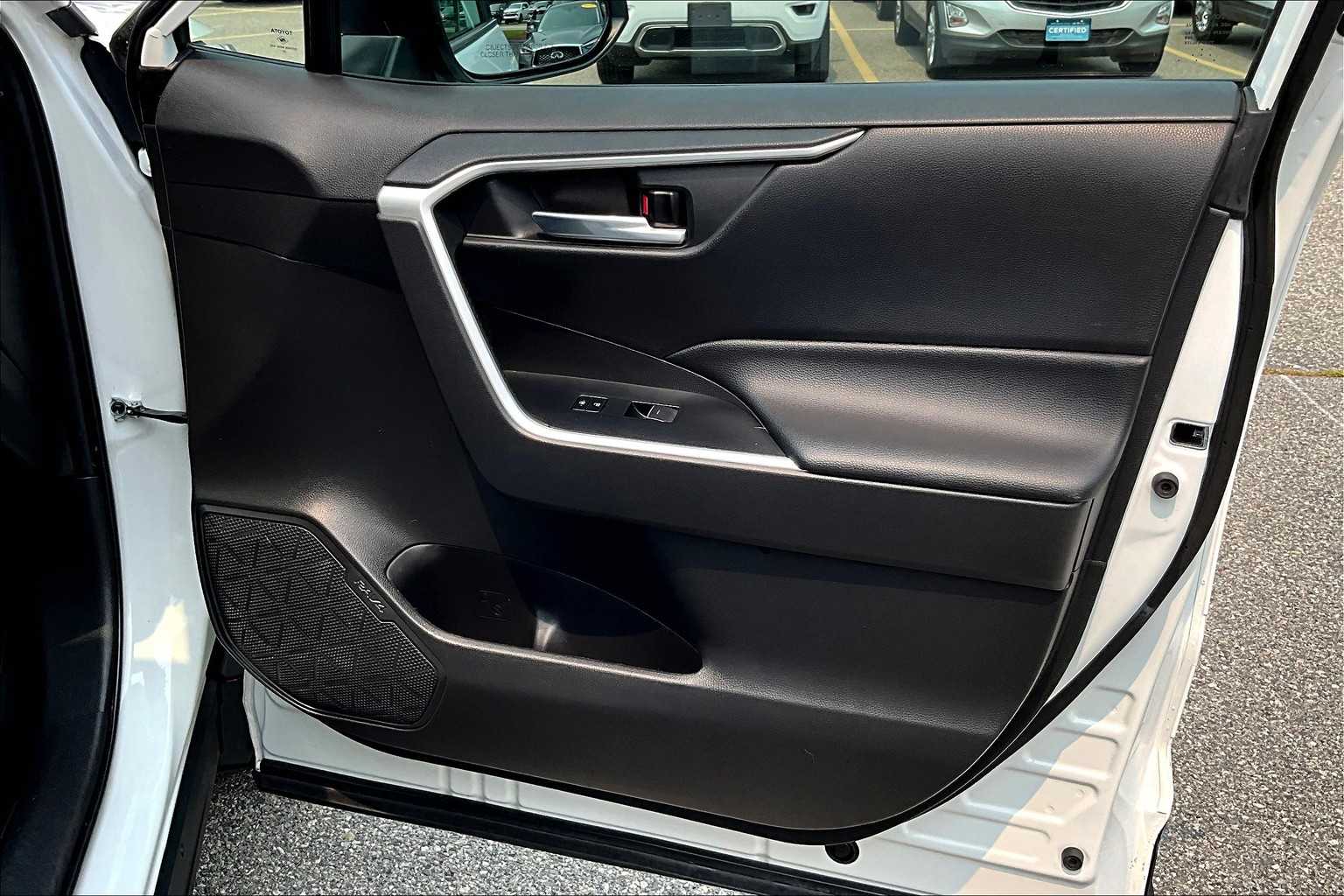 2022 Toyota RAV4 XLE - Photo 12