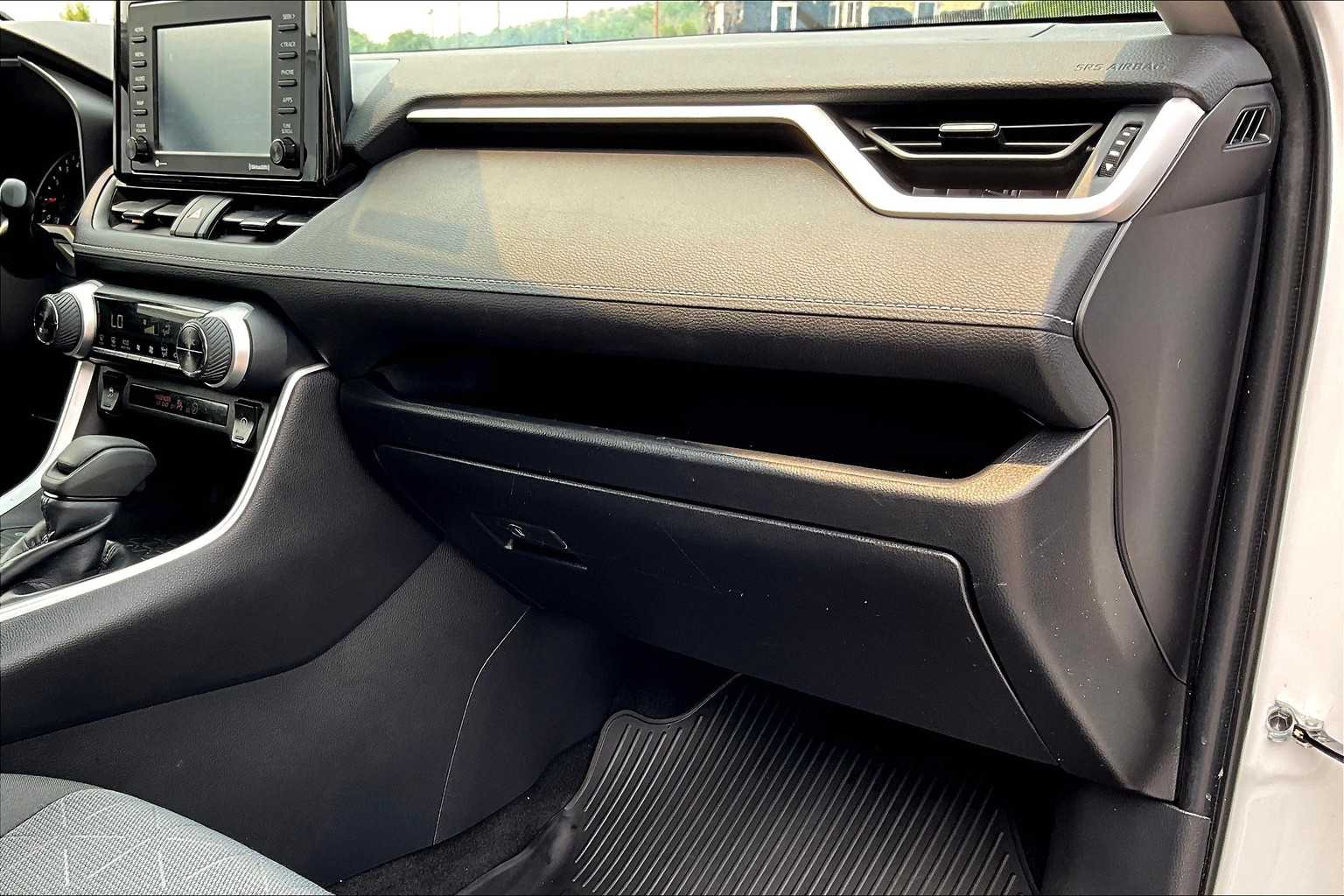 2022 Toyota RAV4 XLE - Photo 13