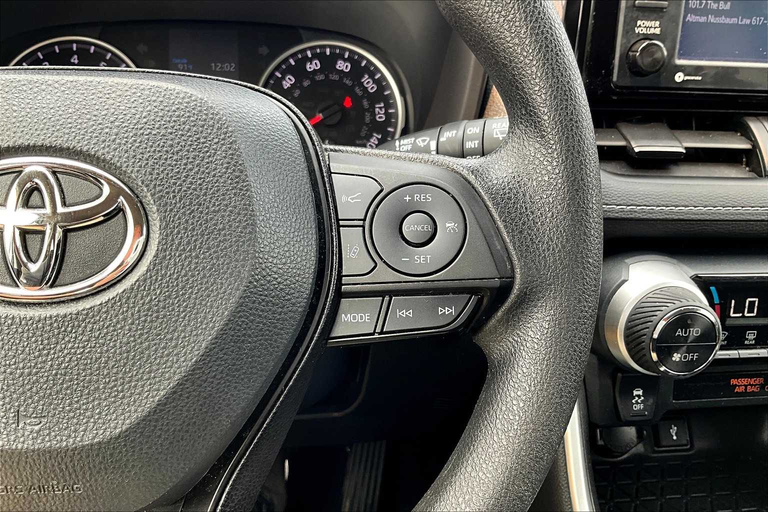 2022 Toyota RAV4 XLE - Photo 23