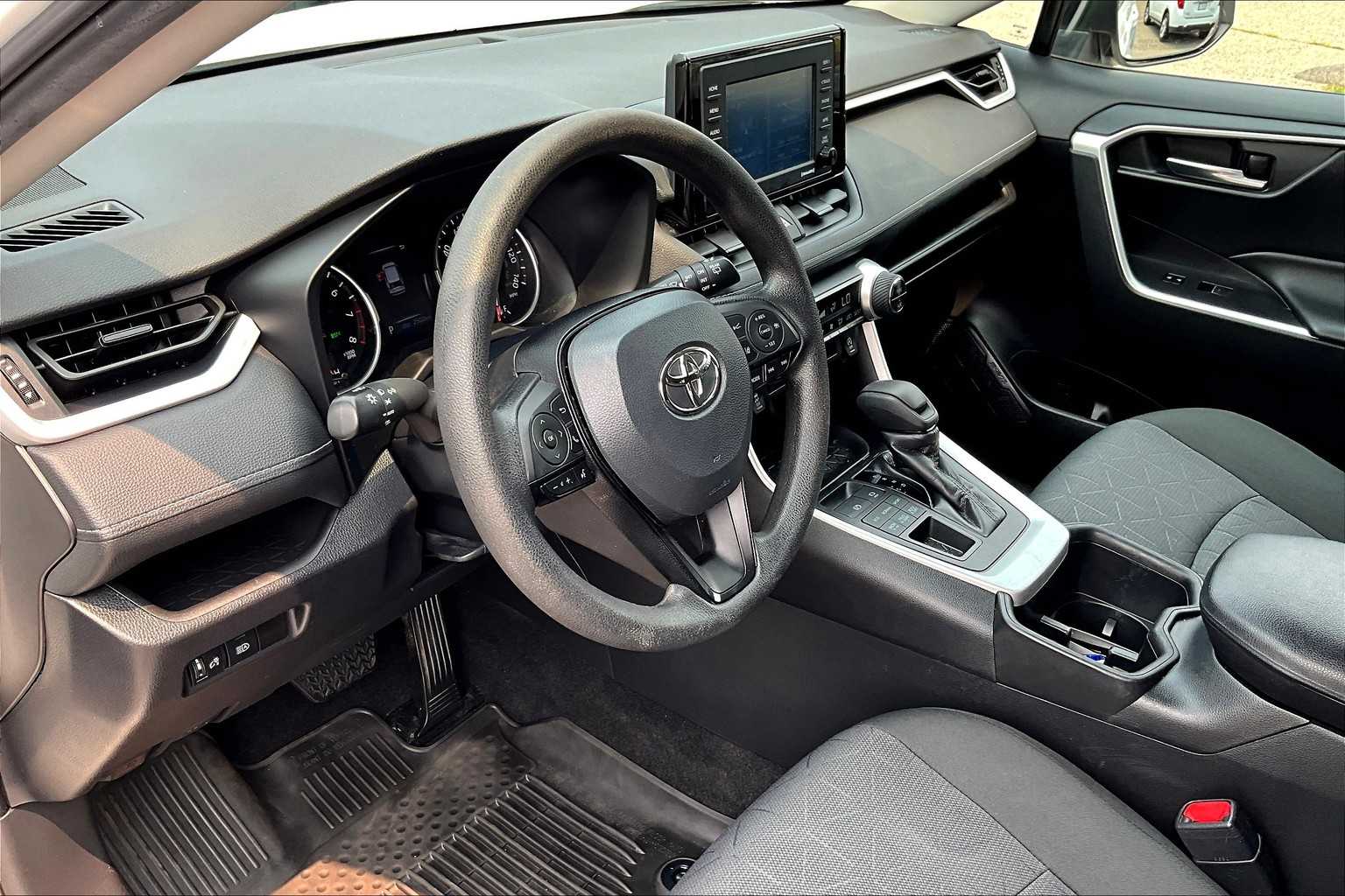 2022 Toyota RAV4 XLE - Photo 8