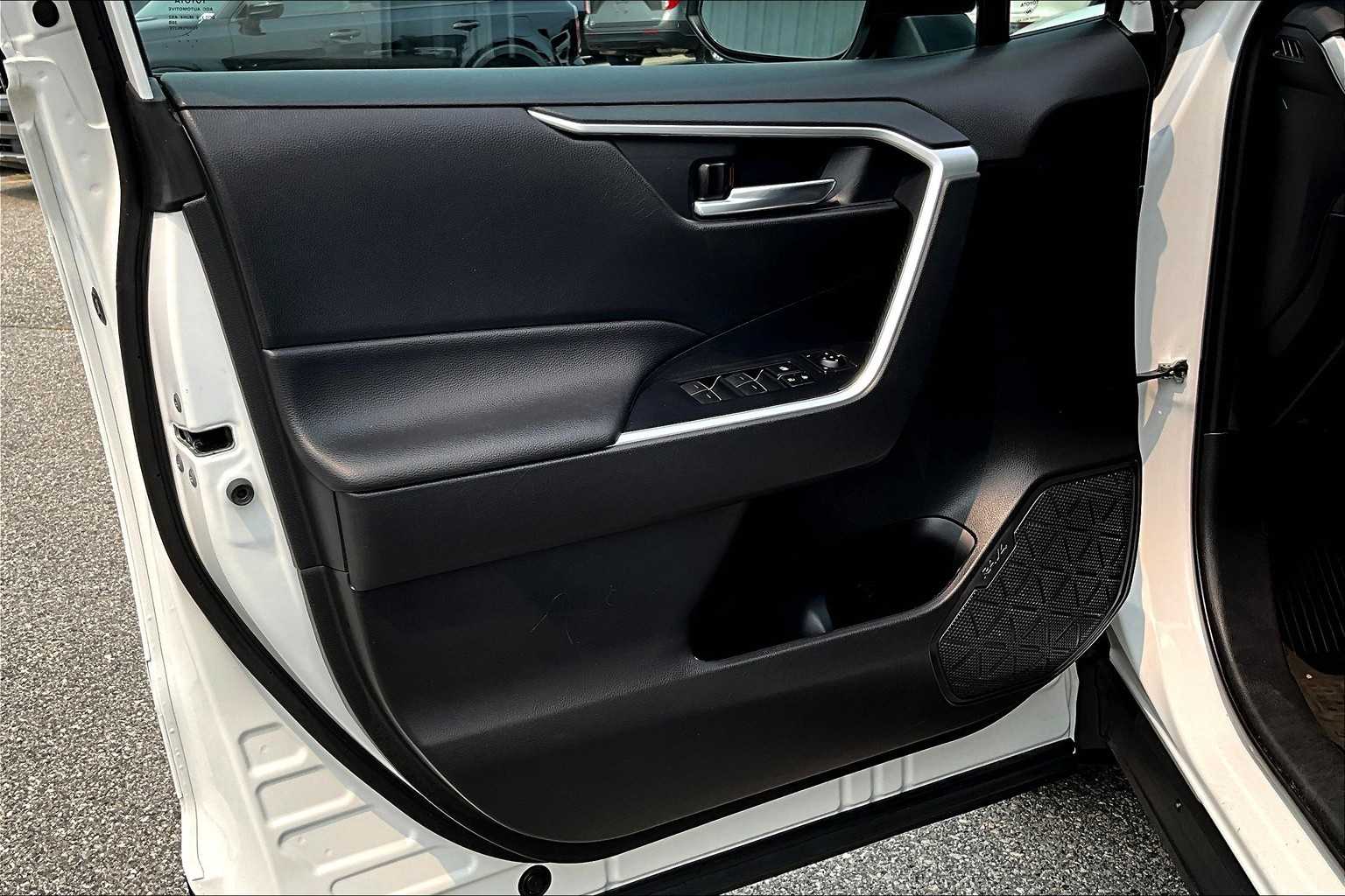 2022 Toyota RAV4 XLE - Photo 9