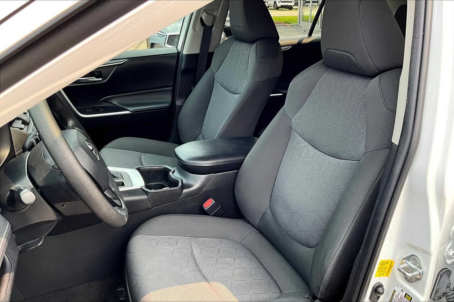 2022 Toyota RAV4 XLE - Photo 10