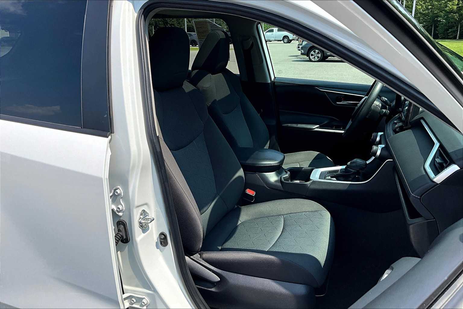 2022 Toyota RAV4 XLE - Photo 11