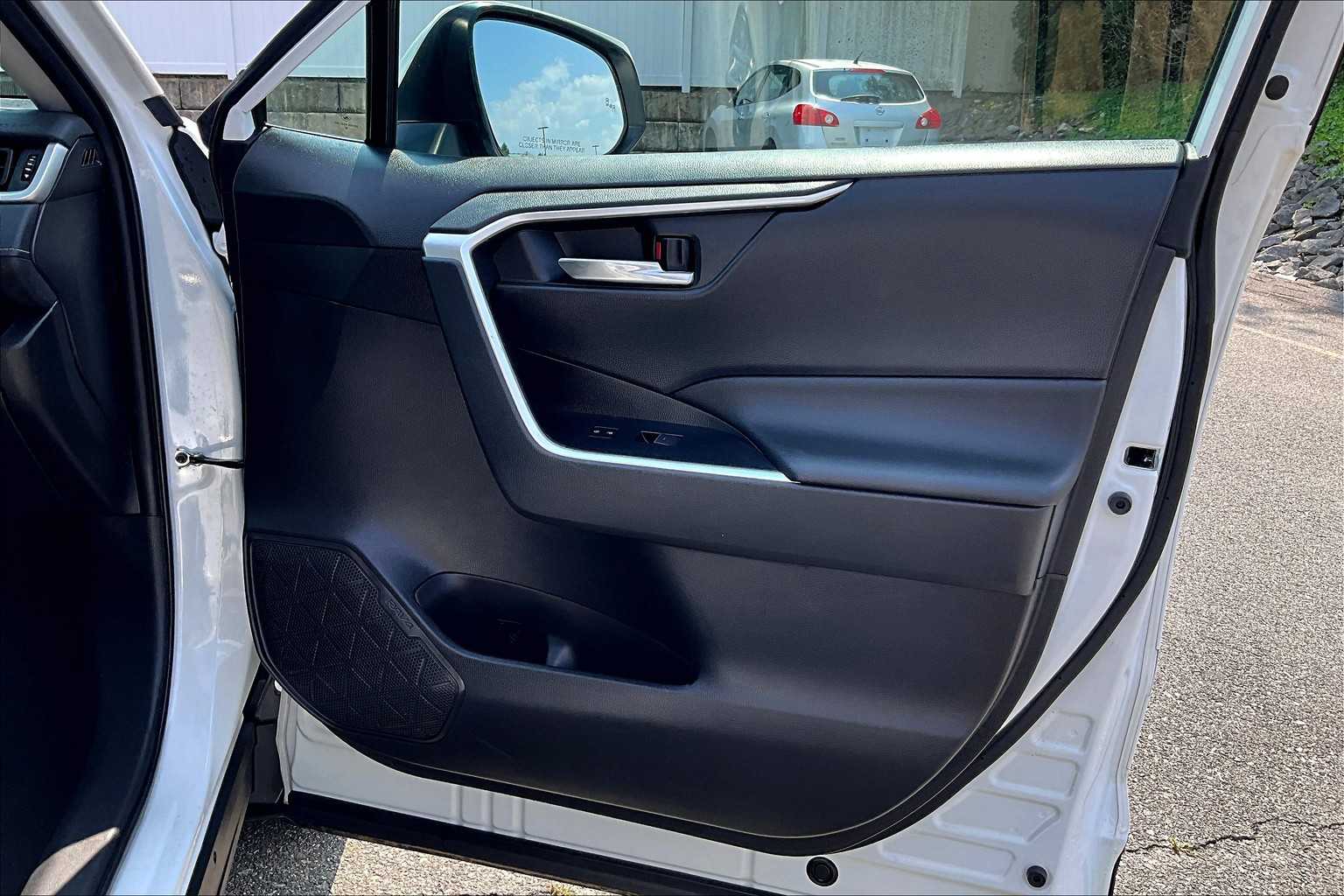 2022 Toyota RAV4 XLE - Photo 12