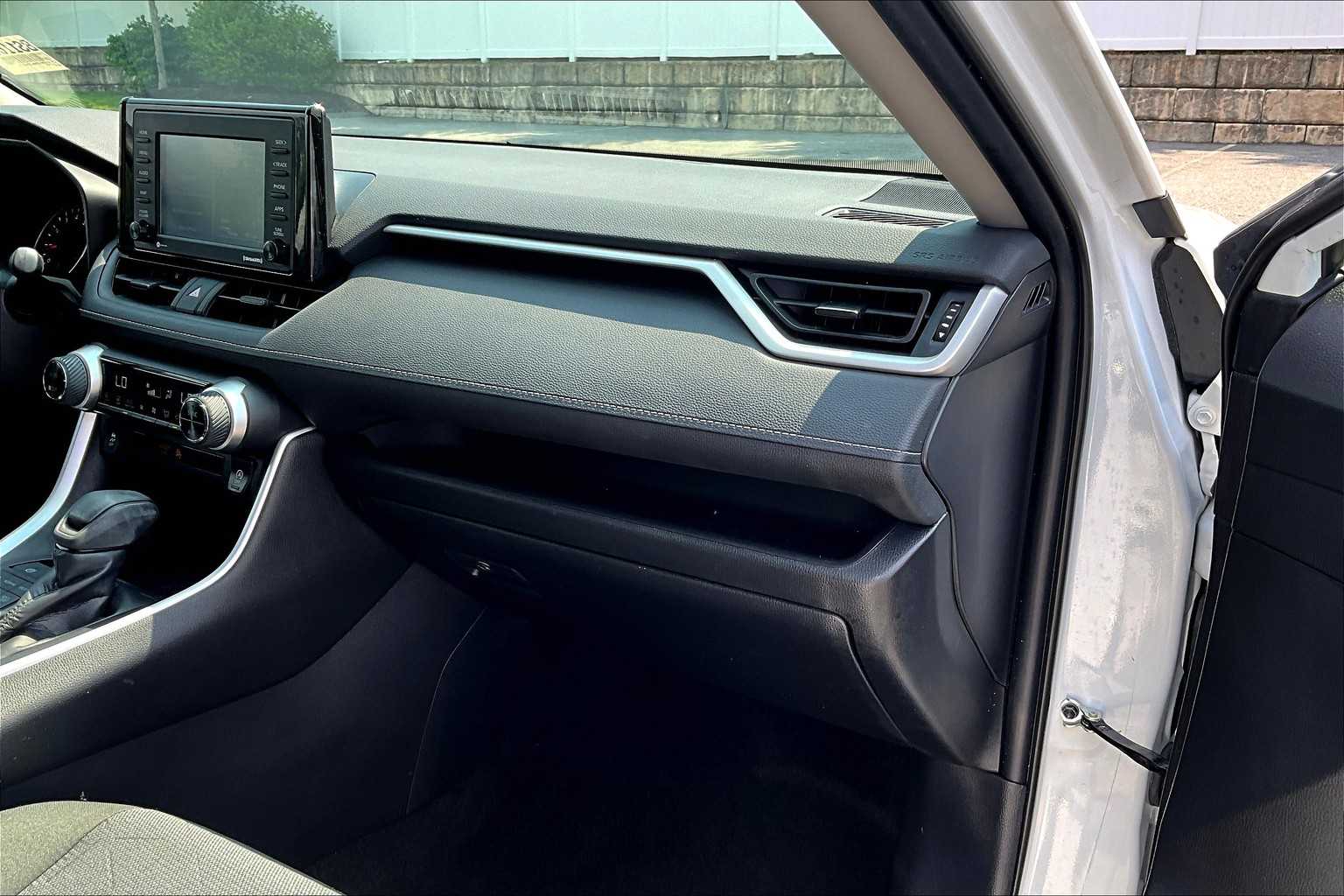 2022 Toyota RAV4 XLE - Photo 13