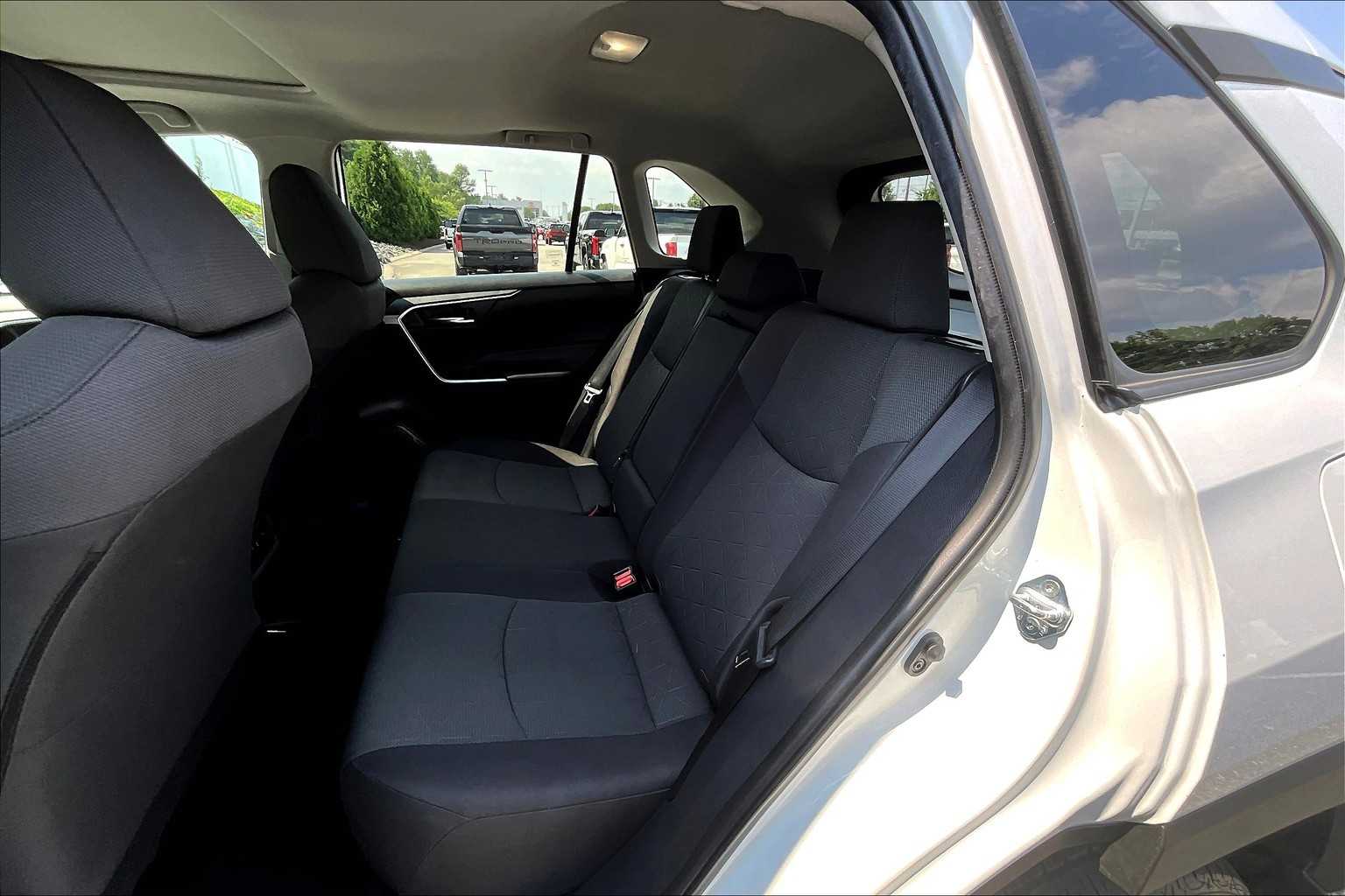 2022 Toyota RAV4 XLE - Photo 15