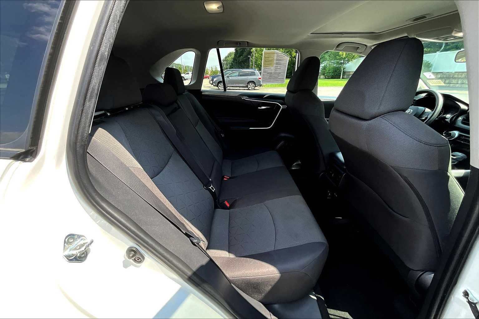 2022 Toyota RAV4 XLE - Photo 16