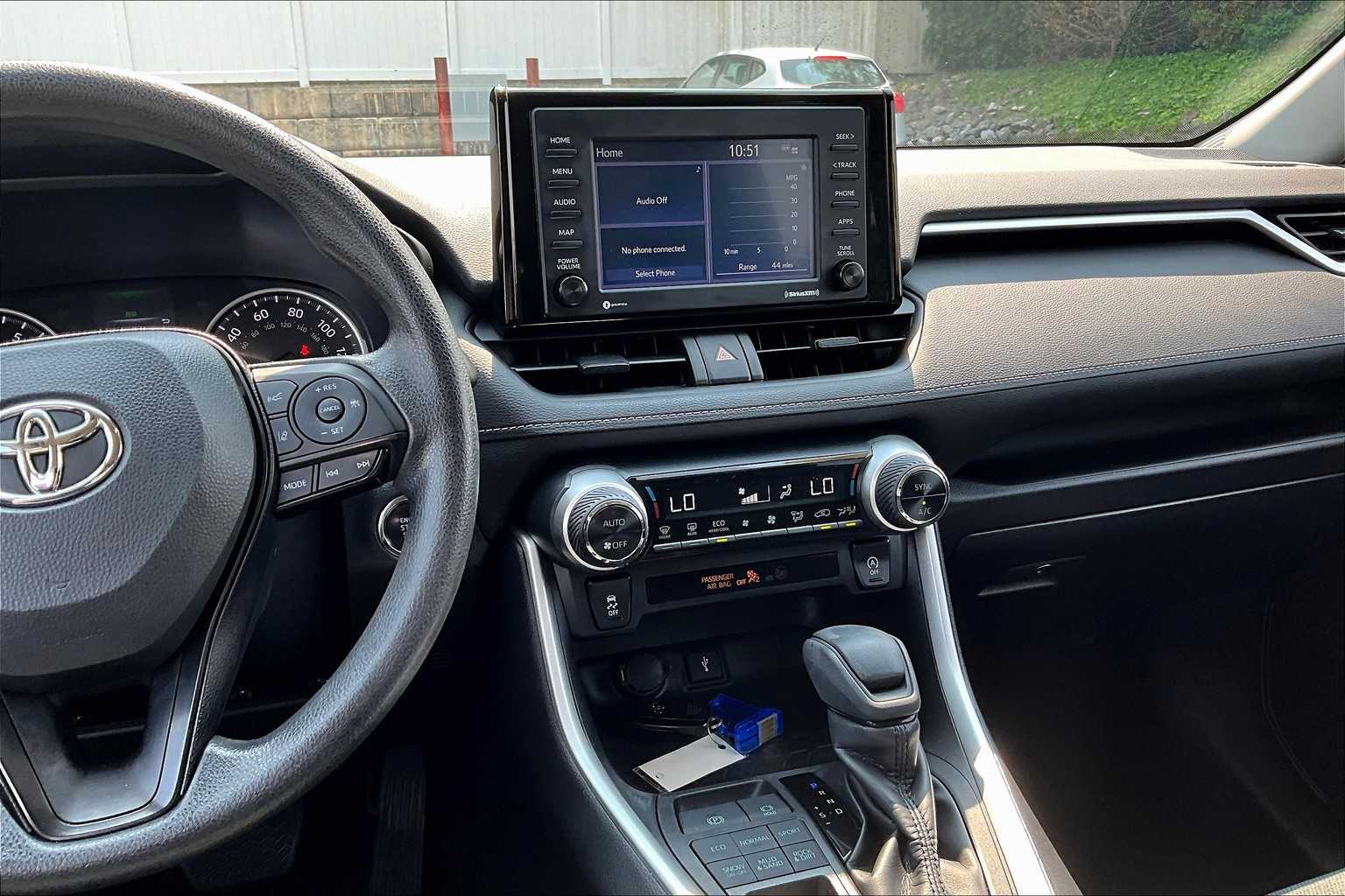 2022 Toyota RAV4 XLE - Photo 18