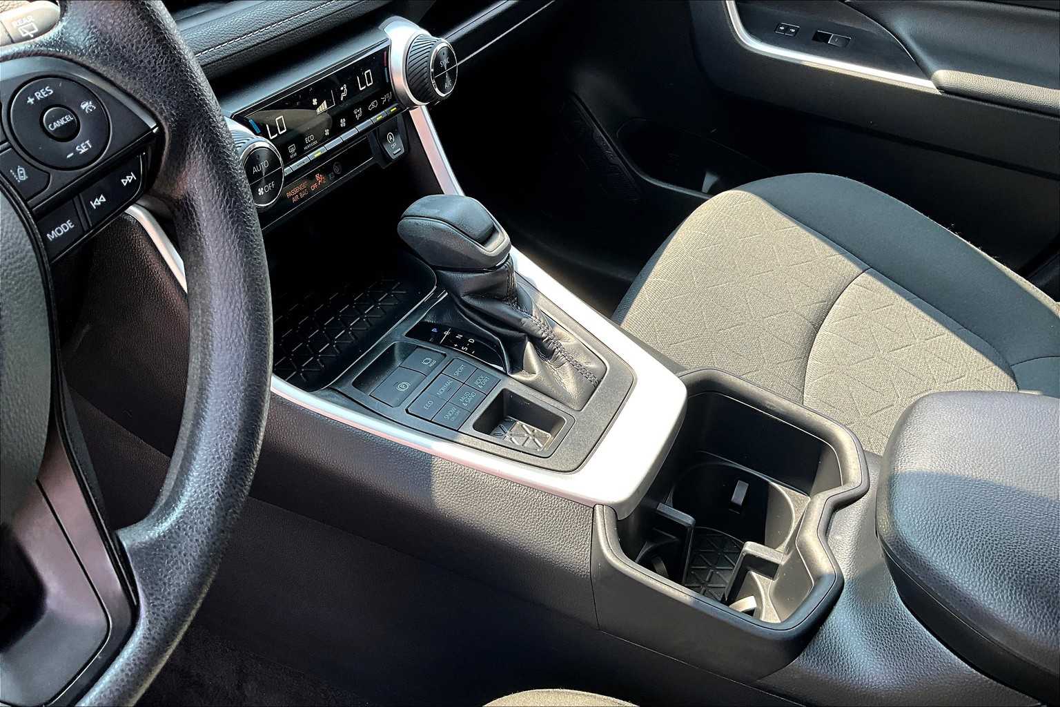 2022 Toyota RAV4 XLE - Photo 20