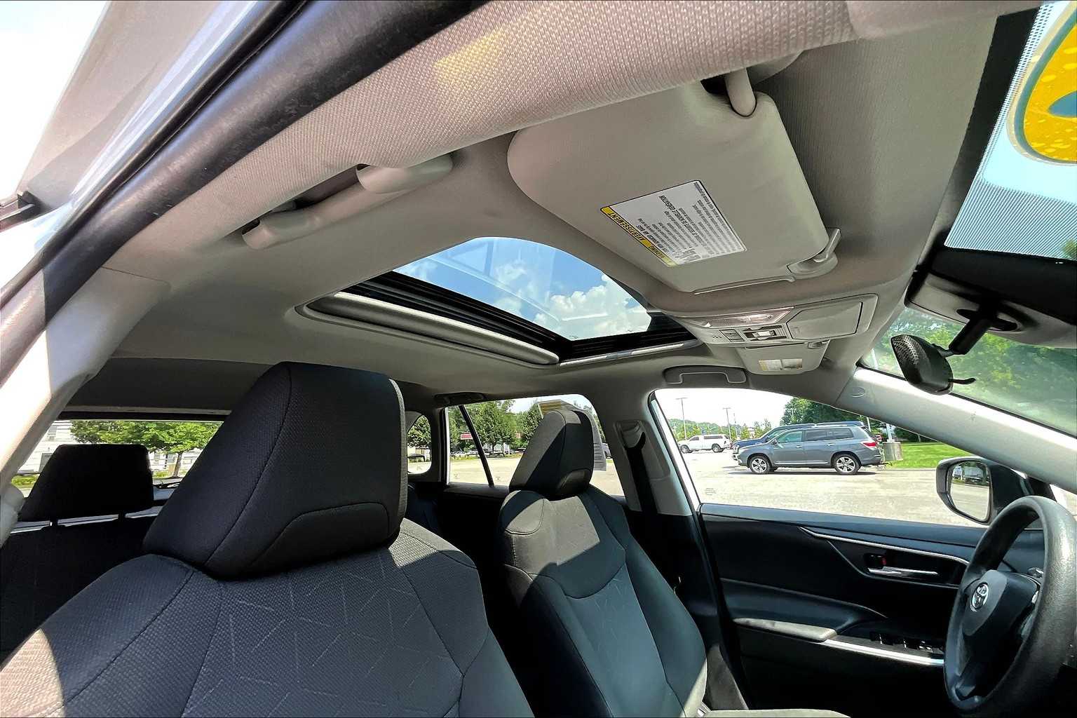 2022 Toyota RAV4 XLE - Photo 22
